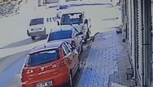 Elazığ'da iki otomobilin çarpışma anı kameraya yansıdı