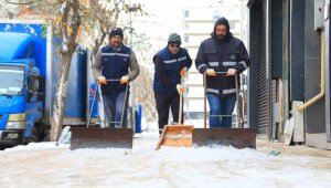 Elazığ Belediyesi, şehrin dört bir yanında karla mücadele çalışması yürütüyor