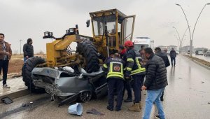 Elazığ'da otomobilin iş makinesinin altına girdiği anlar güvenlik kamerasına yansıdı